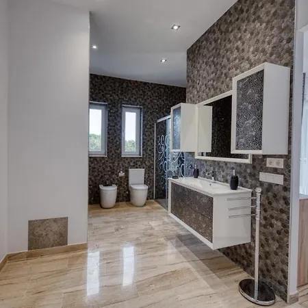 Sleeps 10 Pool Wifi Villa
